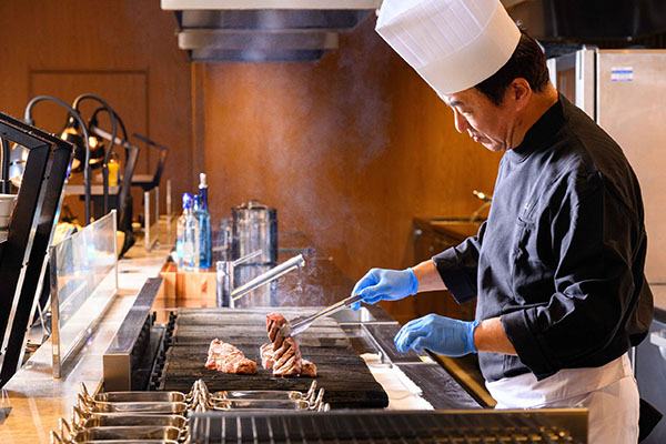 Chef's Live Kitchen URASHIMA ステーキを焼くシェフ