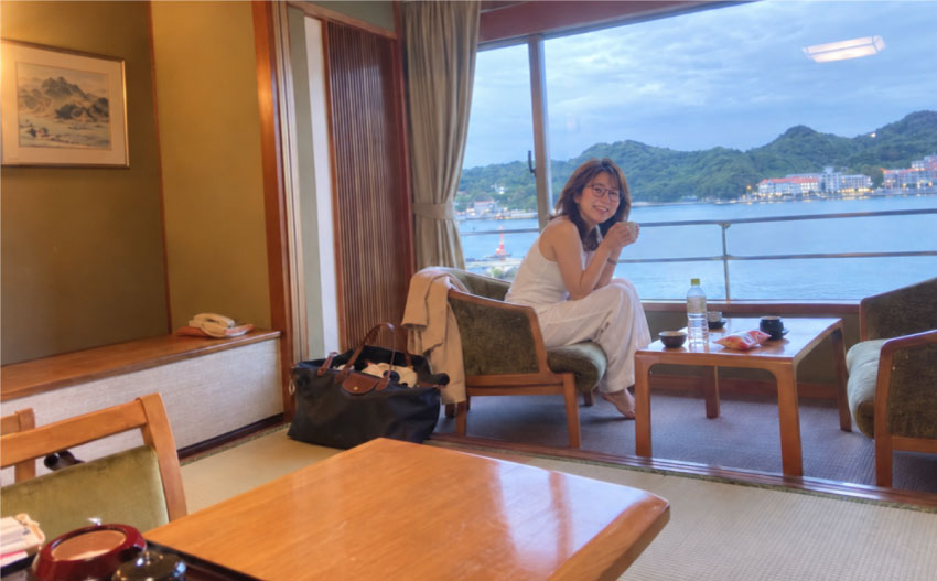 ホテル浦島のなぎさ館と日昇館の違い_なぎさ館でくつろぐwako