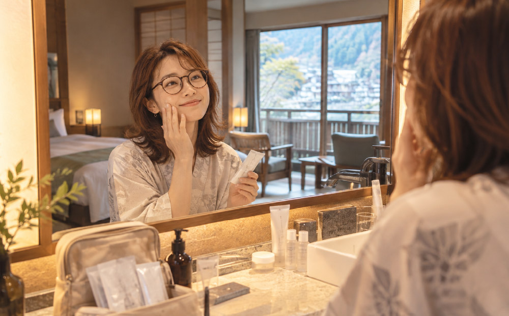 旅行の化粧品小分けアイデア_旅行先でいつものメイクを楽しむ女性