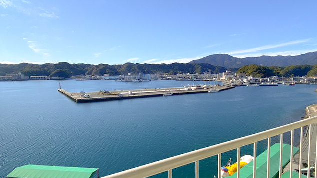 本館から望む勝浦湾と港、奥に広がる山並み